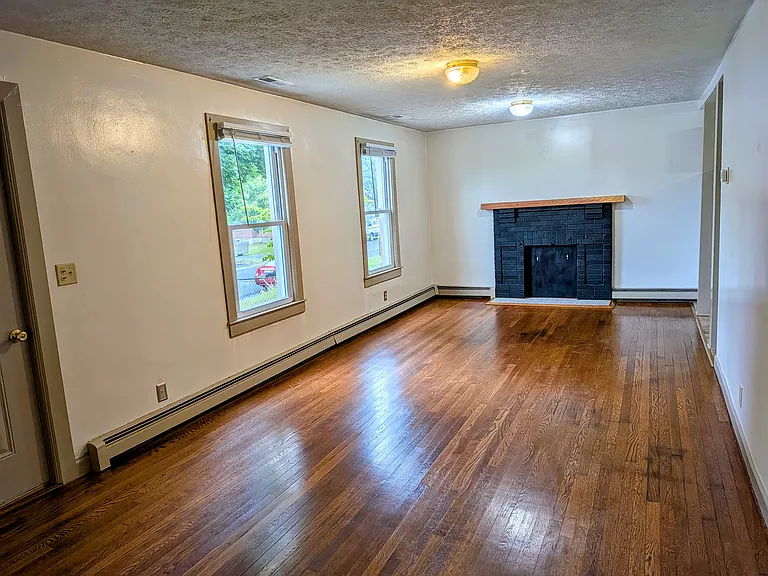 307 Austin Ave — Photo 2