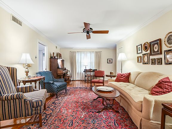 5th image of 215 Maplewood Ln