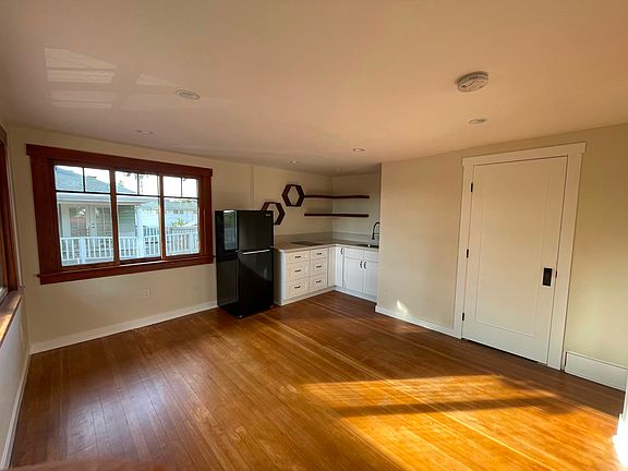 5th image of 735 E Sunrise Blvd #1