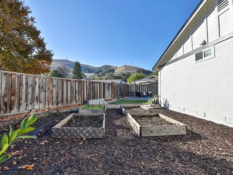 310 Curie Dr — Photo 9