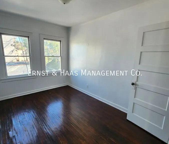528 N Kenmore Ave — Photo 3