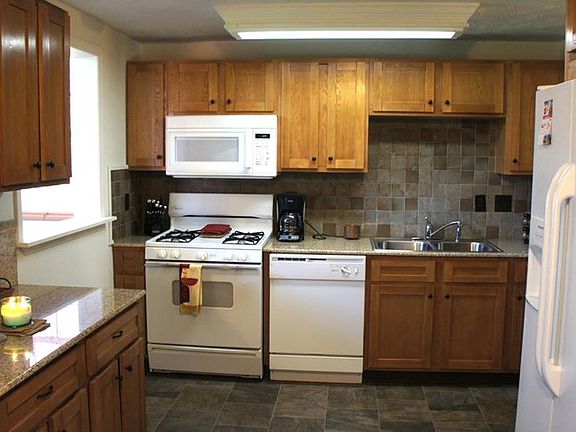 3rd image of 8089 Castle Rock Dr NE