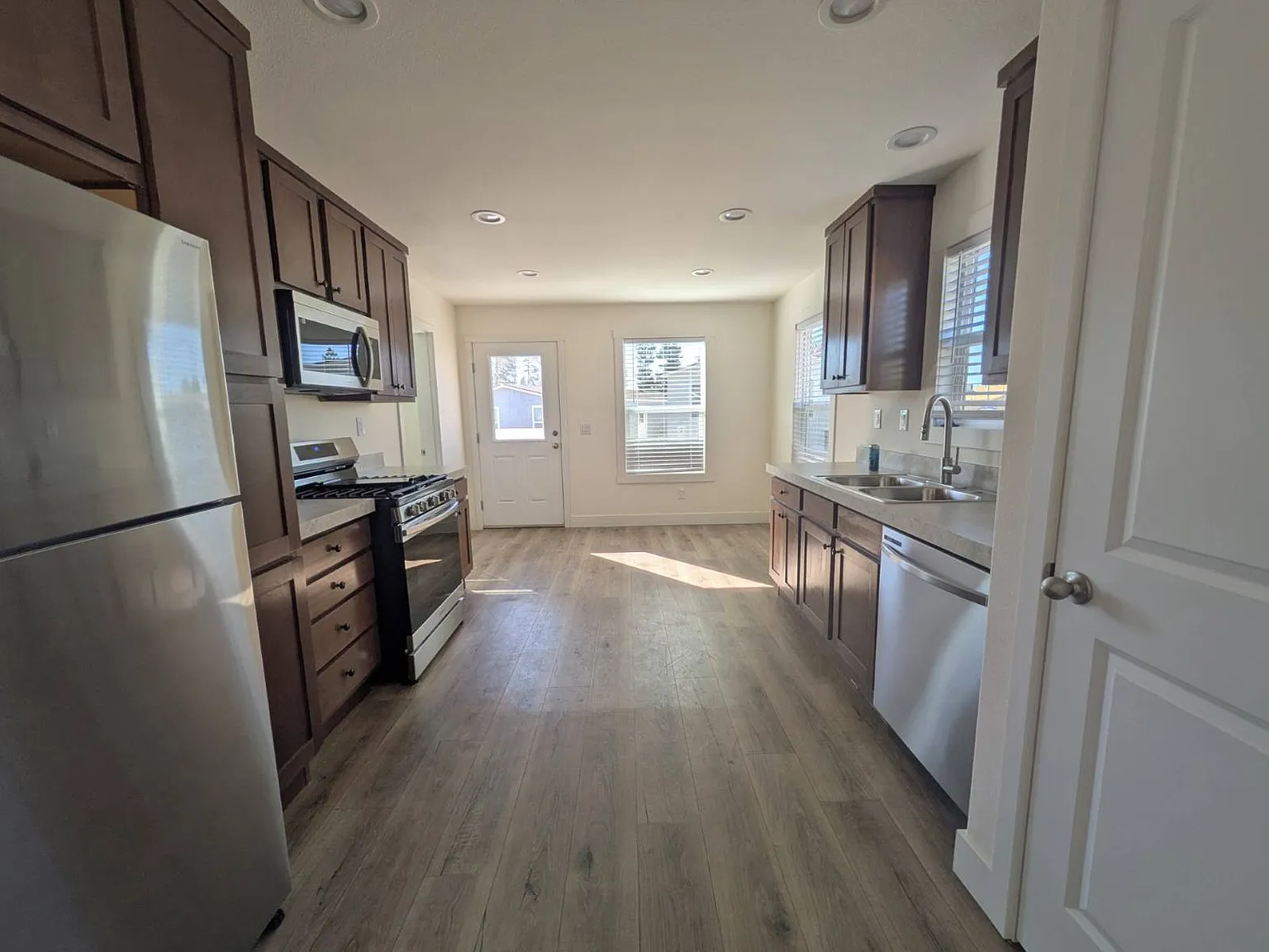 3 bed, 2.0 bath, 1070 sqft, $1,795 — Photo 1