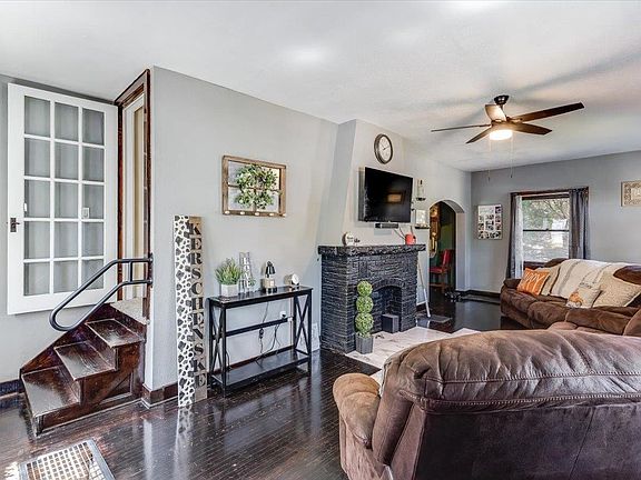 3rd image of 225 W 9th Ave