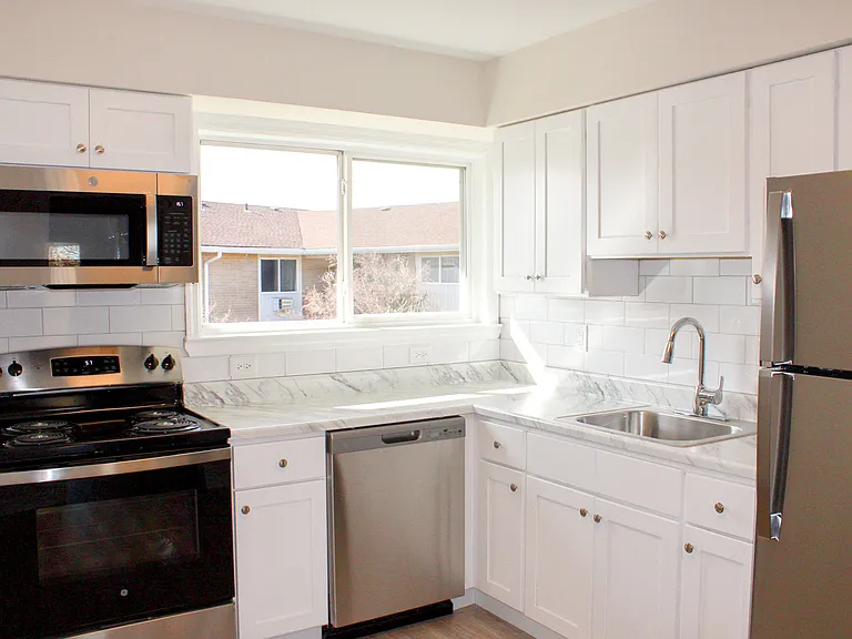 Edgewater Apartments — Photo 1