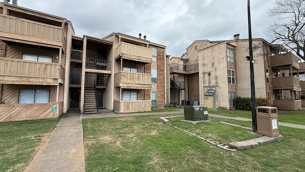 2 bed, 1.0 bath, 843 sqft, $999 — Photo 1