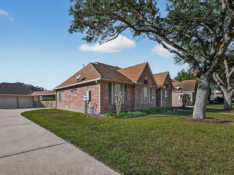 2834 Martina Dr — Photo 2