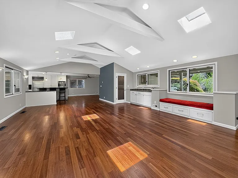 1 Kirkcrest Ct — Photo 4