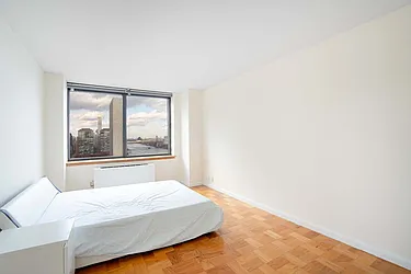 Rented by R New York