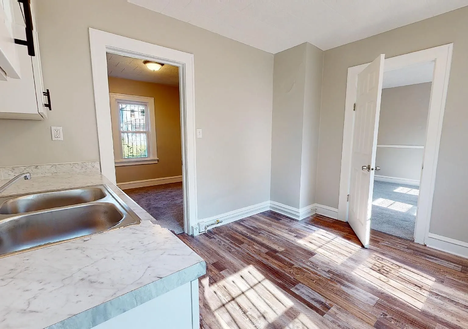 3052 Sackett — Photo 4