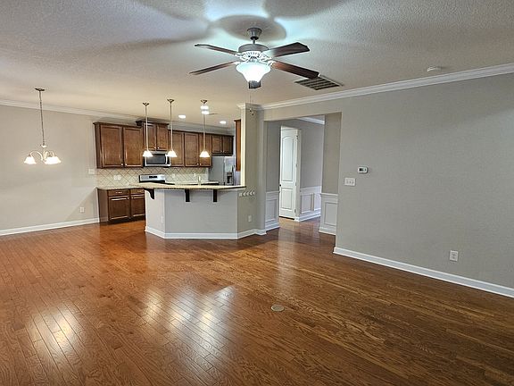 4th image of 125 Sand Spur Dr #1