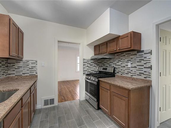 4th image of 16704 Laverne Ave