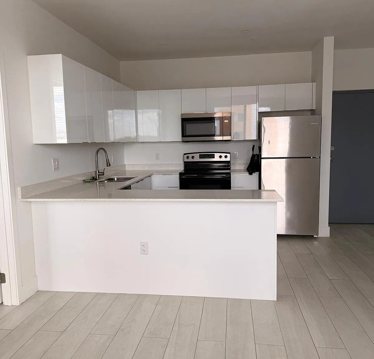2 bed, 900 sqft, $2,292 — Photo 1