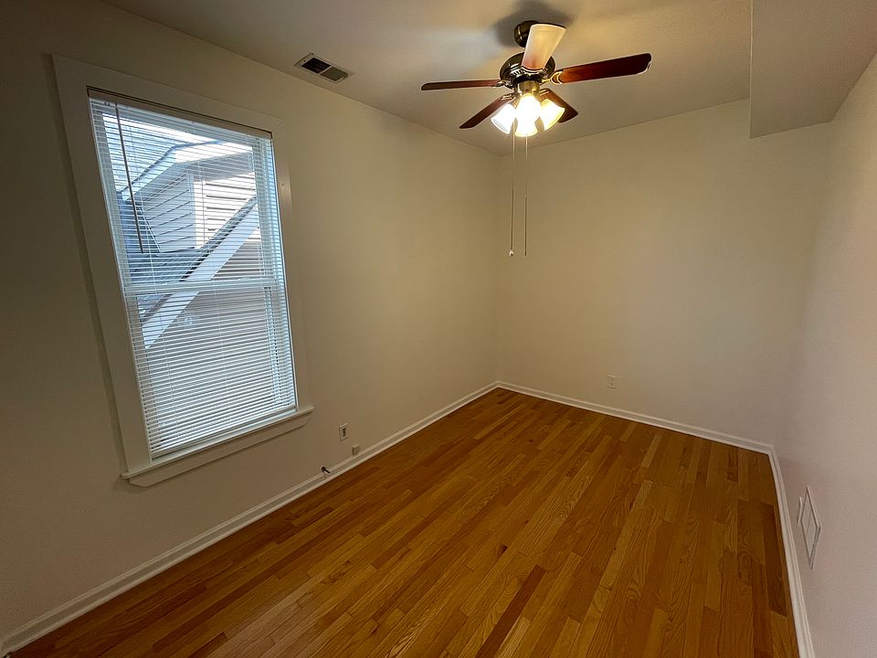 Middle bedroom