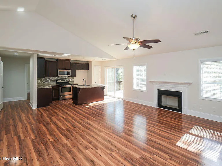 315 Adams Cir — Photo 6