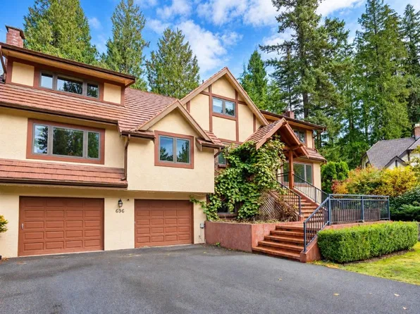 696 Wellington Pl, North Vancouver, BC V7K 3A1