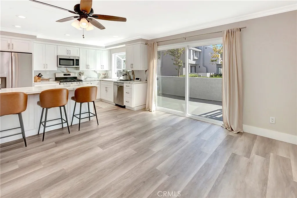 2 bed, 2.5 bath, 1305 sqft, $3,800 — Photo 3