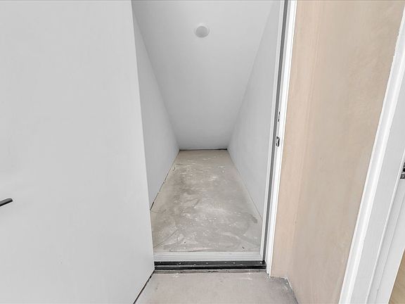 5th image of 6915 Encino Ave