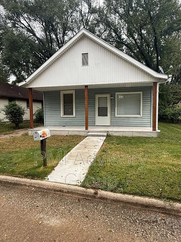 2 bed, 1.0 bath, 756 sqft, $920 — Photo 1