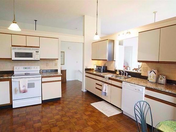 3rd image of 1583 Englewood Pl