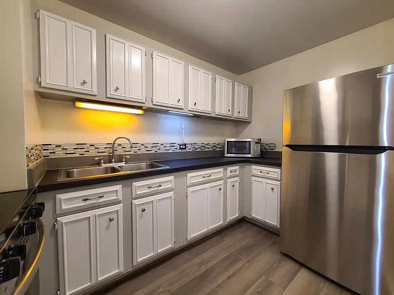 4343 N Clarendon Ave #1012 — Photo 4