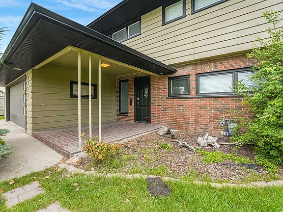 4th image of 2404 Sovereign Cres SW