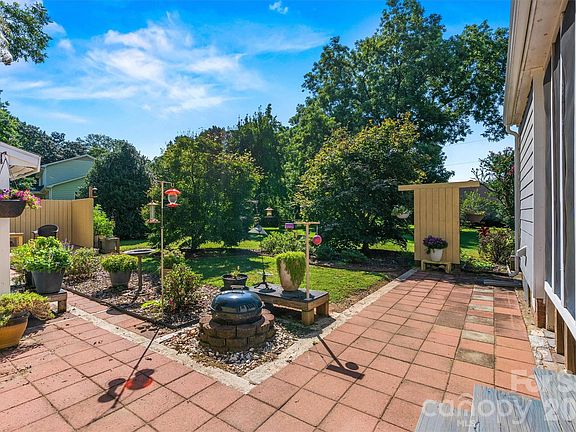 2nd image of 1107 S Point Rd