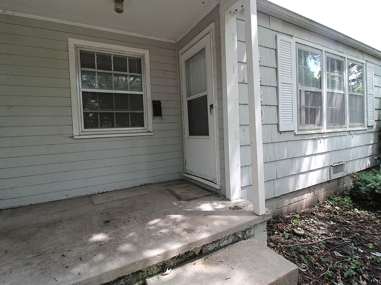 4420 S Parkway Dr — Photo 1