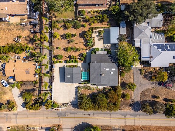 2nd image of 1611 Hillcrest Ln