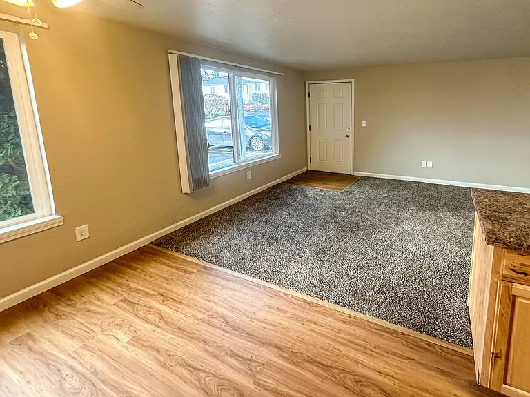 Apartment in West Salem near banks, shopping areas, bus lines, and downtown! ~ Colonial — Photo 21