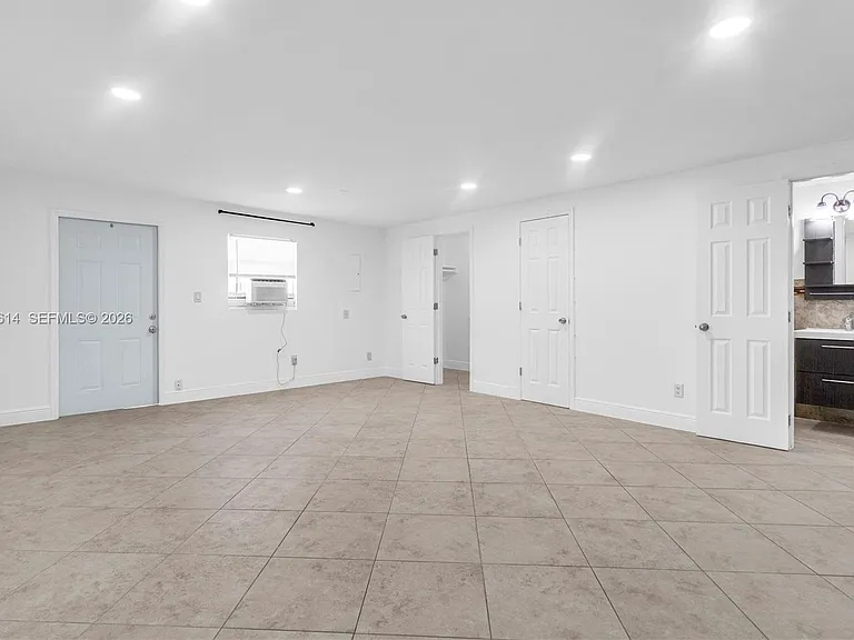 1041 NE 9th Ave #A1 — Photo 4