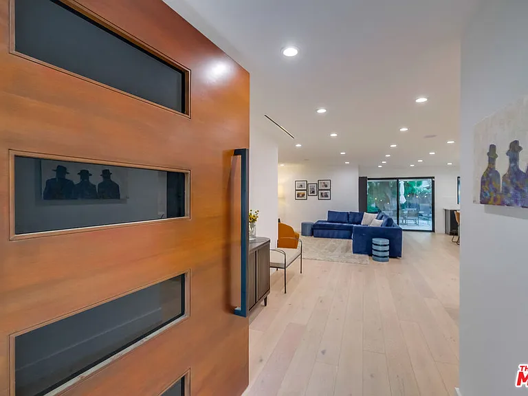 5715 Corteen Pl — Photo 2