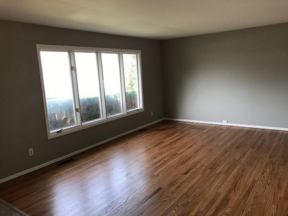 3rd image of 1002 Essex Ct