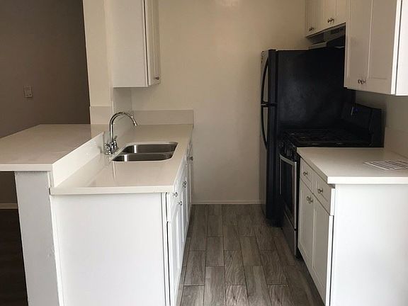 5th image of 128 S Mariposa Ave APT 9
