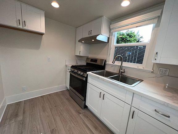 3rd image of 3119-3127 S Pacific Ave
