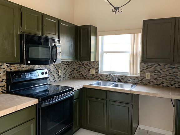 4th image of 746 Country Woods Cir