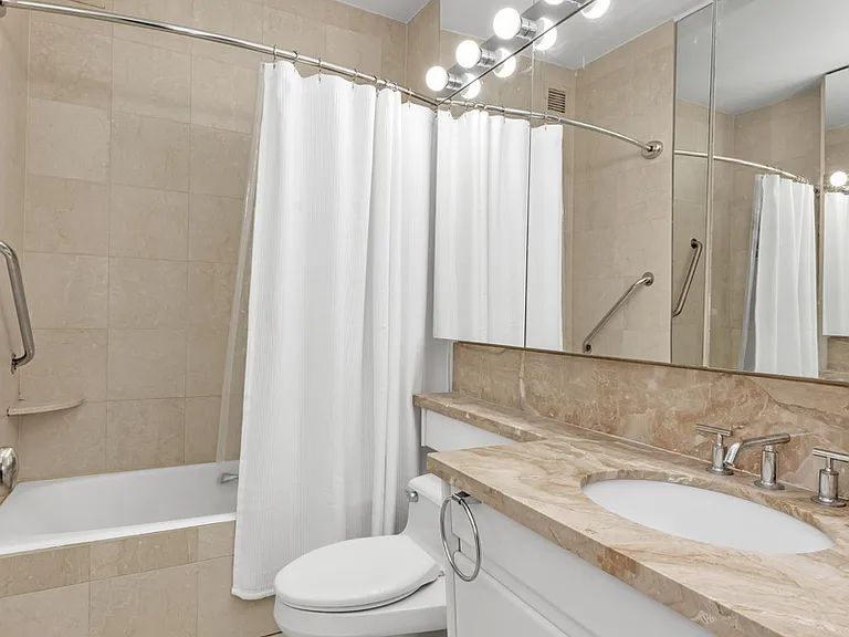200 E 65th St #8D — Photo 8