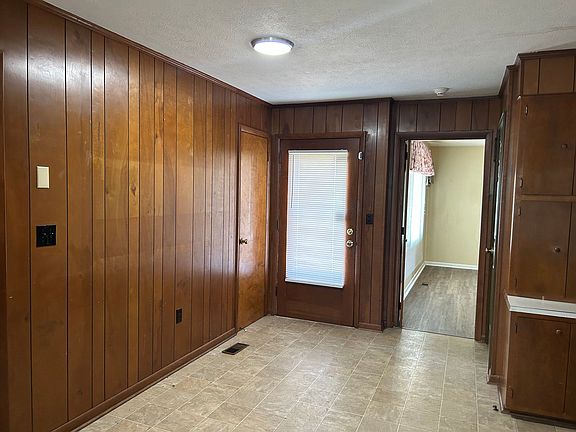 2nd image of 1423 Summerville Rd