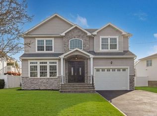 2494 Riviera Ln, Bellmore, NY 11710