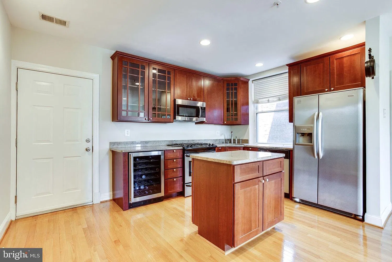 1 bed, 570 sqft, $1,900 — Photo 2