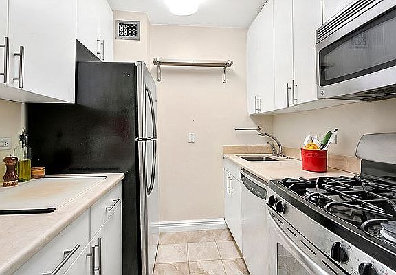 3rd image of 30 W 63rd St APT 8W