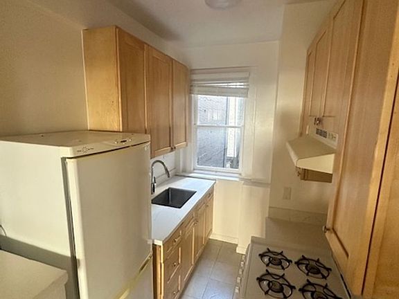 2nd image of 333-335 Hyde St #5