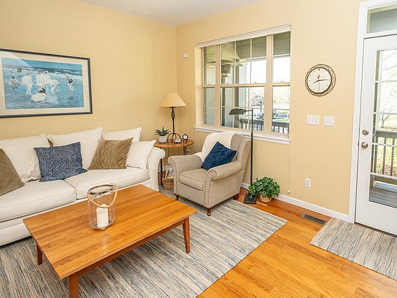 Living room/balcony