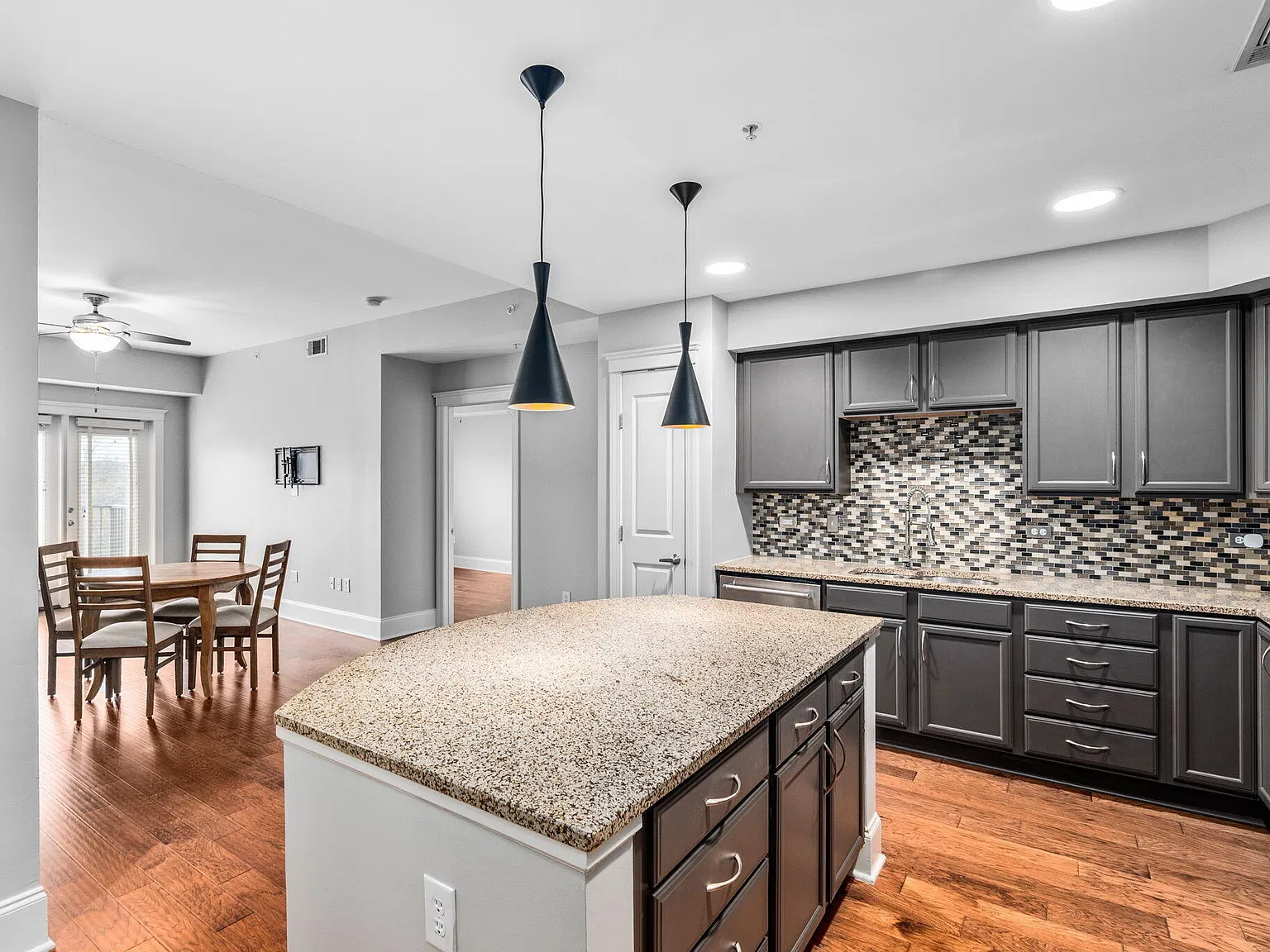 2 bed, 2.0 bath, 1253 sqft, $2,200 — Photo 4