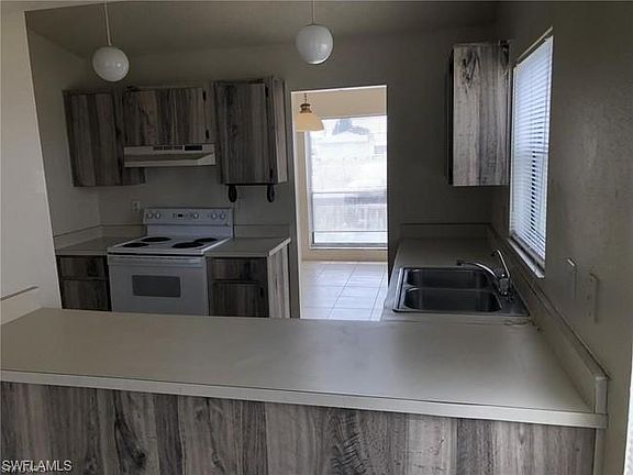 4th image of 1731/1733 NE 7th Pl