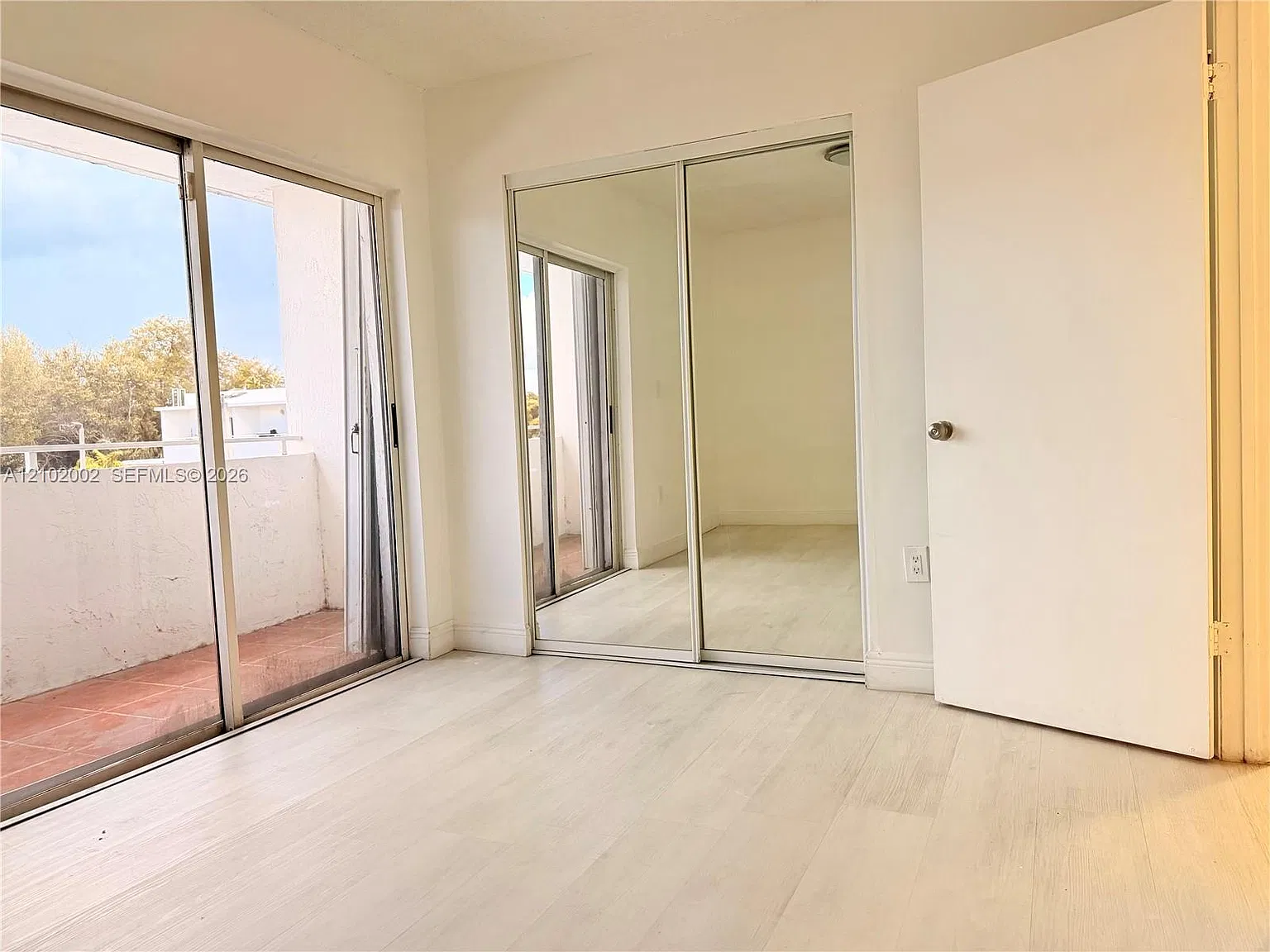 5611 W 25th Ct — Photo 4