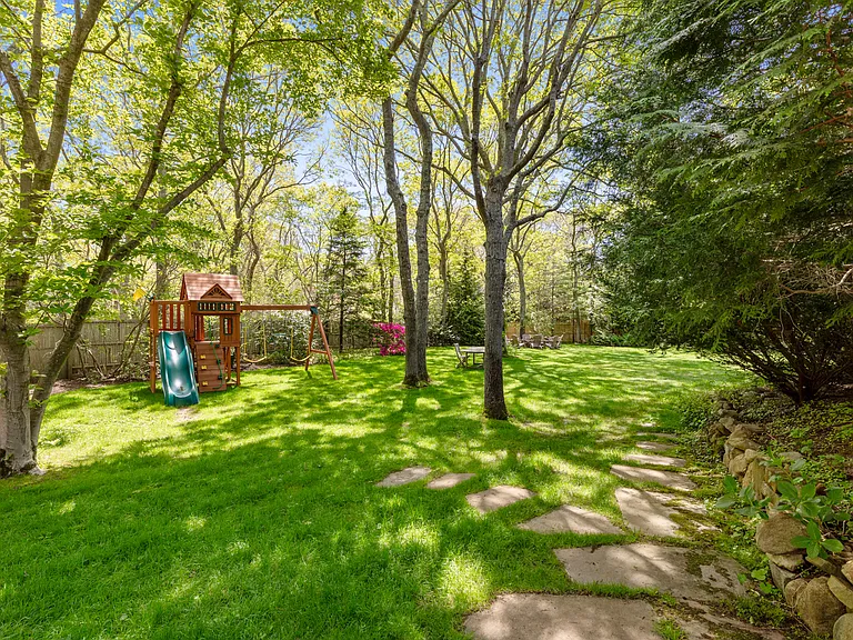 15 Amagansett Dr E — Photo 16