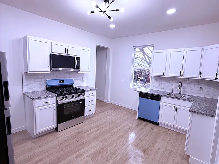 915 2nd St — Photo 3