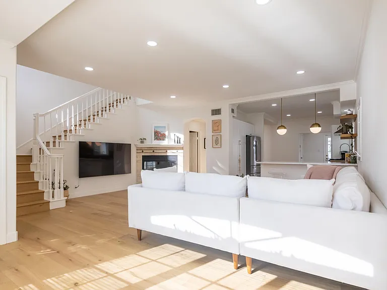 147 N Loreta Walk — Photo 2