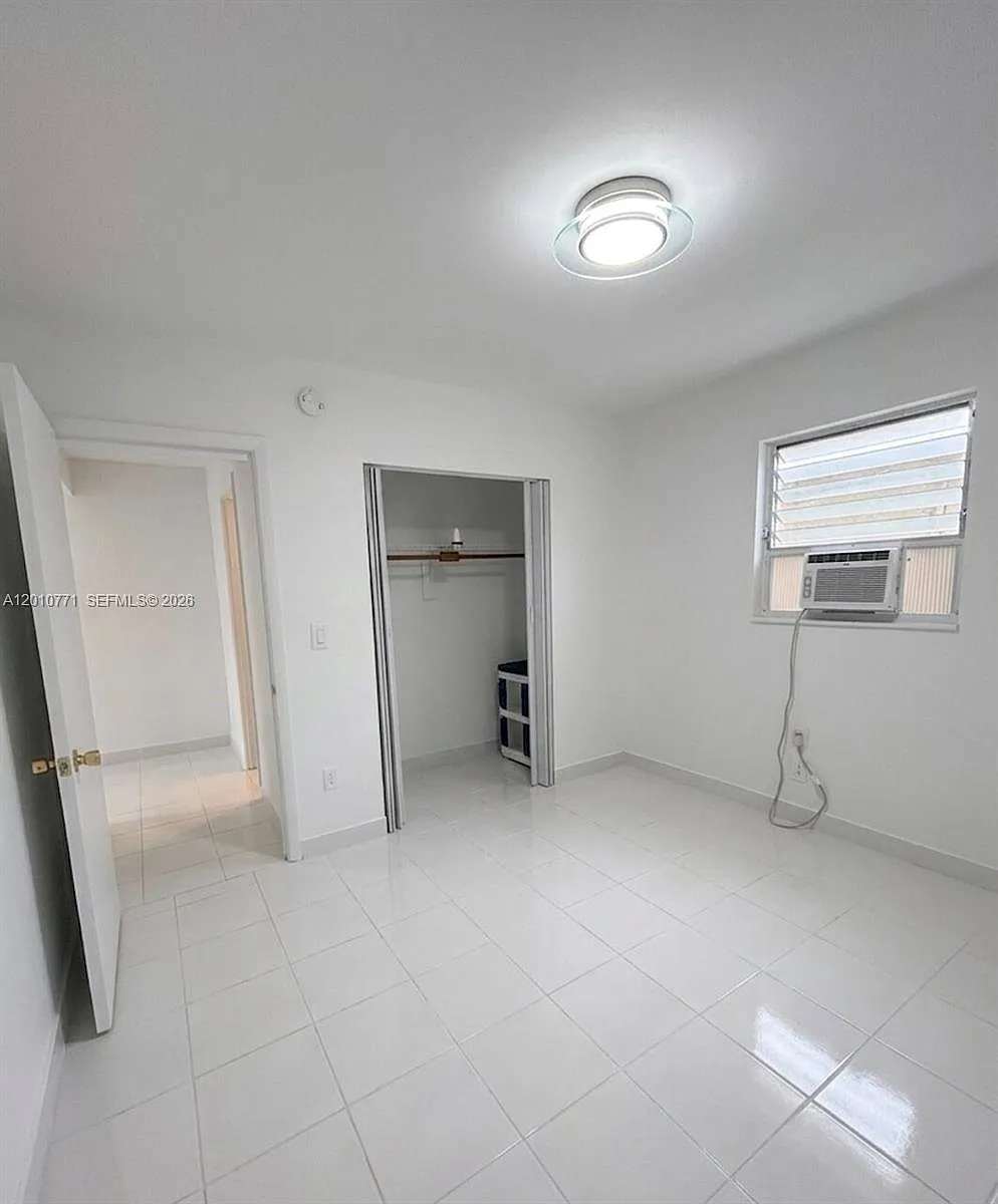 Building Photo - 718 SW 11th Ave #5